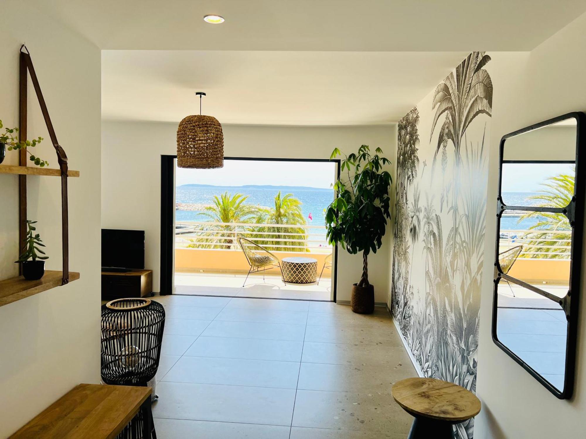 Appartement T3 Lumineux Traversant Totalement Neuf En Face De La Plage Front De Mer Vue Sur Les Iles Vue Mer Panoramique Assuree Residence De La Plage Centre Ville Du Lavandou 3Eme Etage Avec Ascenseur Appartement T3 Le Lavandou Buitenkant foto