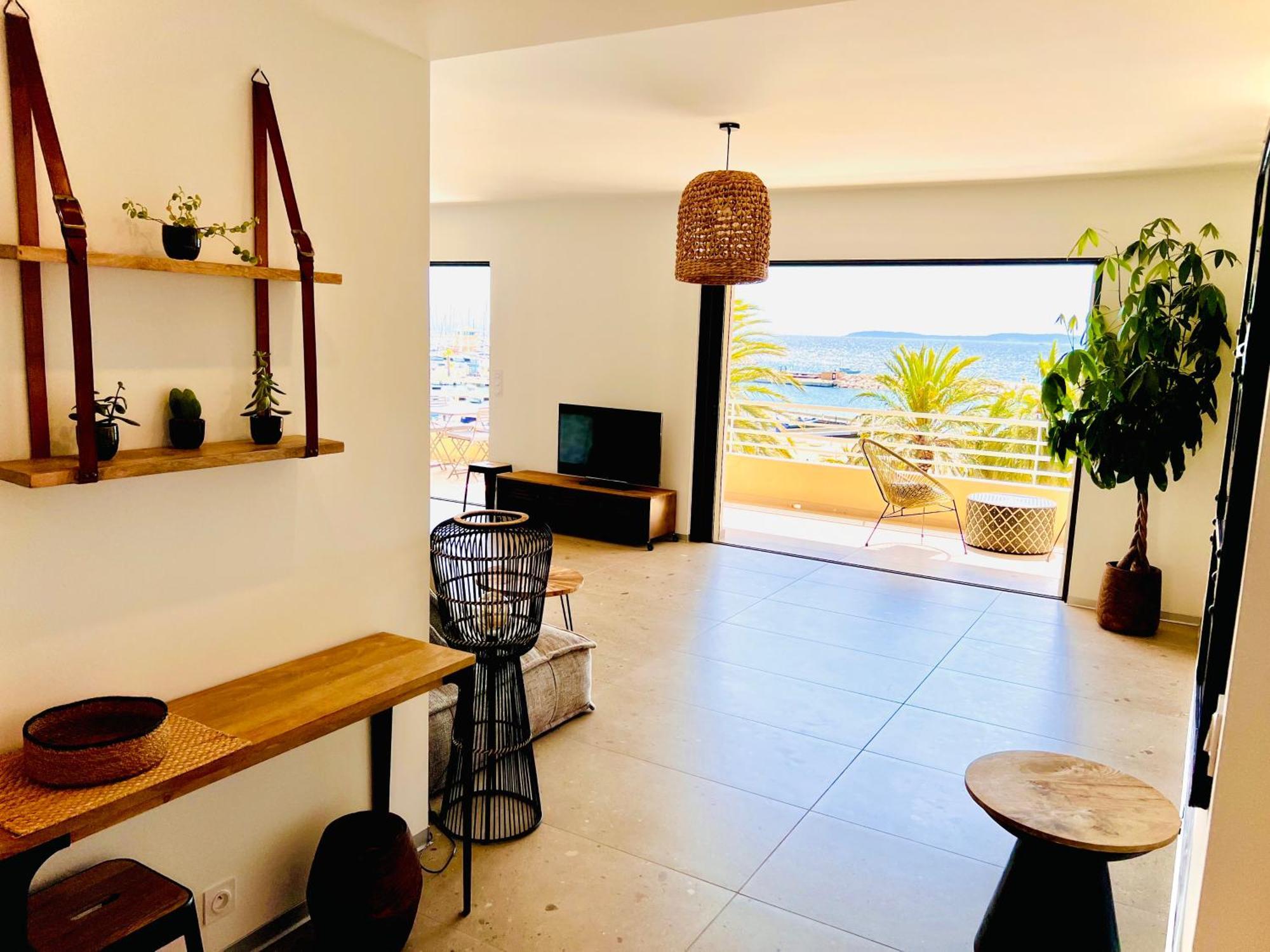 Appartement T3 Lumineux Traversant Totalement Neuf En Face De La Plage Front De Mer Vue Sur Les Iles Vue Mer Panoramique Assuree Residence De La Plage Centre Ville Du Lavandou 3Eme Etage Avec Ascenseur Appartement T3 Le Lavandou Buitenkant foto