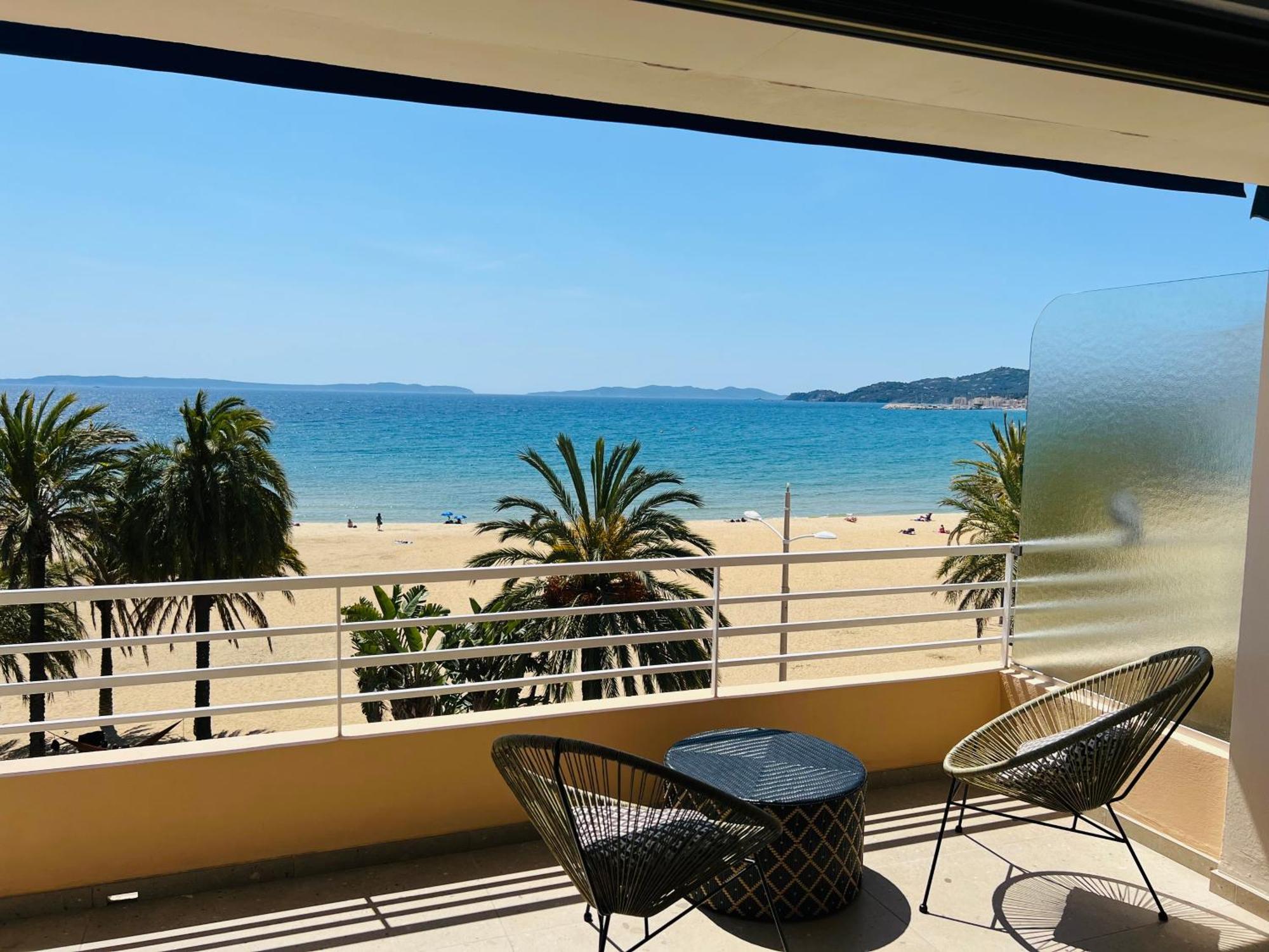 Appartement T3 Lumineux Traversant Totalement Neuf En Face De La Plage Front De Mer Vue Sur Les Iles Vue Mer Panoramique Assuree Residence De La Plage Centre Ville Du Lavandou 3Eme Etage Avec Ascenseur Appartement T3 Le Lavandou Buitenkant foto